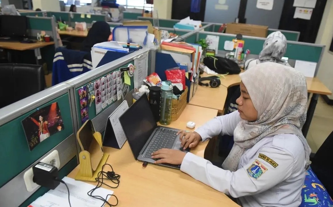 Pegawai Aparatur Sipil Negara (ASN) menyelesaikan pekerjaannya di Balai Kota DKI Jakarta, Rabu (13/3/2024).