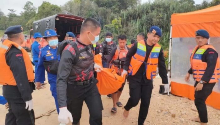 15 Orang Tewas Akibat Truk Terjun ke Sungai di Riau