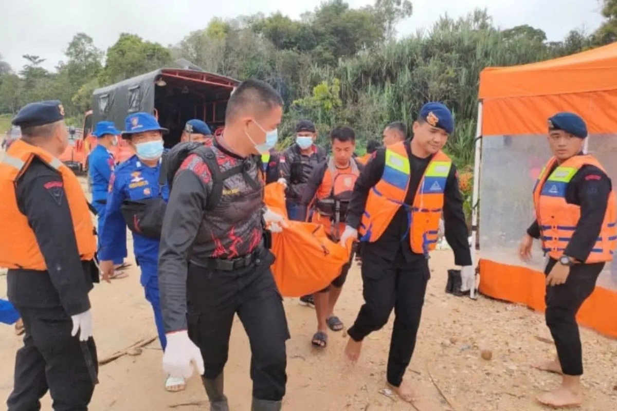Tim gabungan menemukan korban terakhir yang ditemukan tewas akibat truk terjatuh ke sungai di Kabupaten Pelalawan, Riau. (ANTARA/HO-Polda Riau)