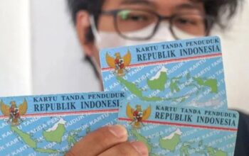 Warga menunjukan KTP di Cibinong, Kabupaten Bogor, Jawa Barat, Jumat (15/4/2022). (Dok ANTARA)
