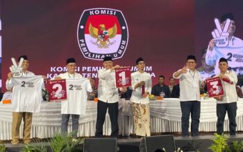 Tiga pasangan calon Bupati-Wakil Bupati Tasikmalaya saat penetapan nomor urut peserta Pilkada Kabupaten Tasikmalaya, Jawa Barat. ANTARA/HO-Pokja KPU Kabupaten Tasikmalaya