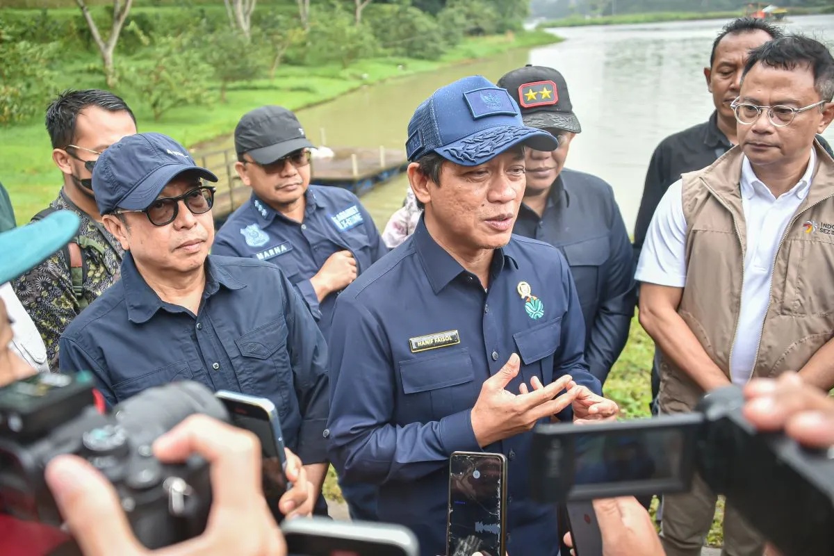 Menteri LH/Kepala BPLH Hanif Faisol Nurofiq (tengah) dalam tinjauan Situ Lido di Cigombong, Kabupaten Bogor, Jawa Barat pada Sabtu (1/2/2025)