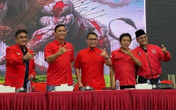 Juru Bicara PDI Perjuangan Ahmad Basarah (tengah) usai konferensi pers di Kantor DPP PDI Perjuangan, Jakarta, Selasa (25/2/2025) malam.