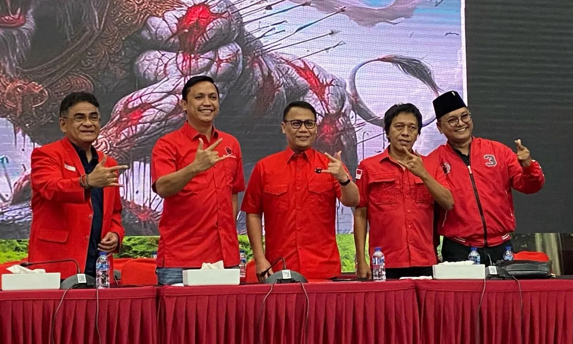 Juru Bicara PDI Perjuangan Ahmad Basarah (tengah) usai konferensi pers di Kantor DPP PDI Perjuangan, Jakarta, Selasa (25/2/2025) malam.