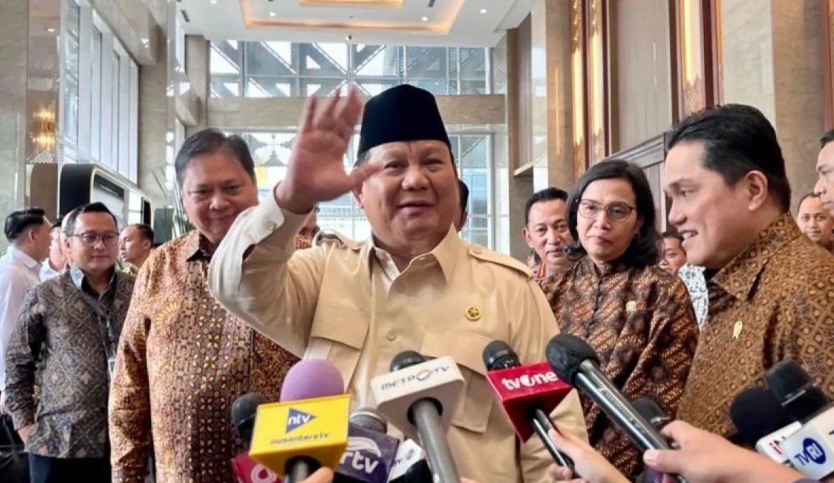 Presiden Prabowo Subianto menjawab pertanyaan wartawan saat dia ditemui selepas acara peresmian Bank Emas di Jakarta, Rabu (26/2/2025). 