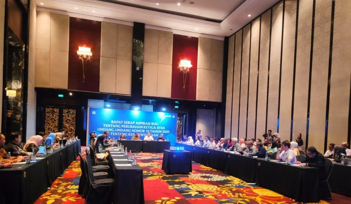 Situasi Rapat serap aspirasi perubahan UU Kepariwisataan di Bandung, Rabu (26/2/2025). (Ricky Prayoga)
