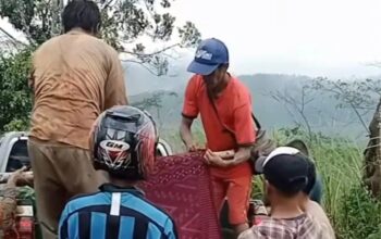 Warga saat mengevakuasi empat petani di Desa Kertajaya, Kecamatan Simpenan, Kabupaten Sukabumi, Jabar pada Rabu, (26/2/2025). 