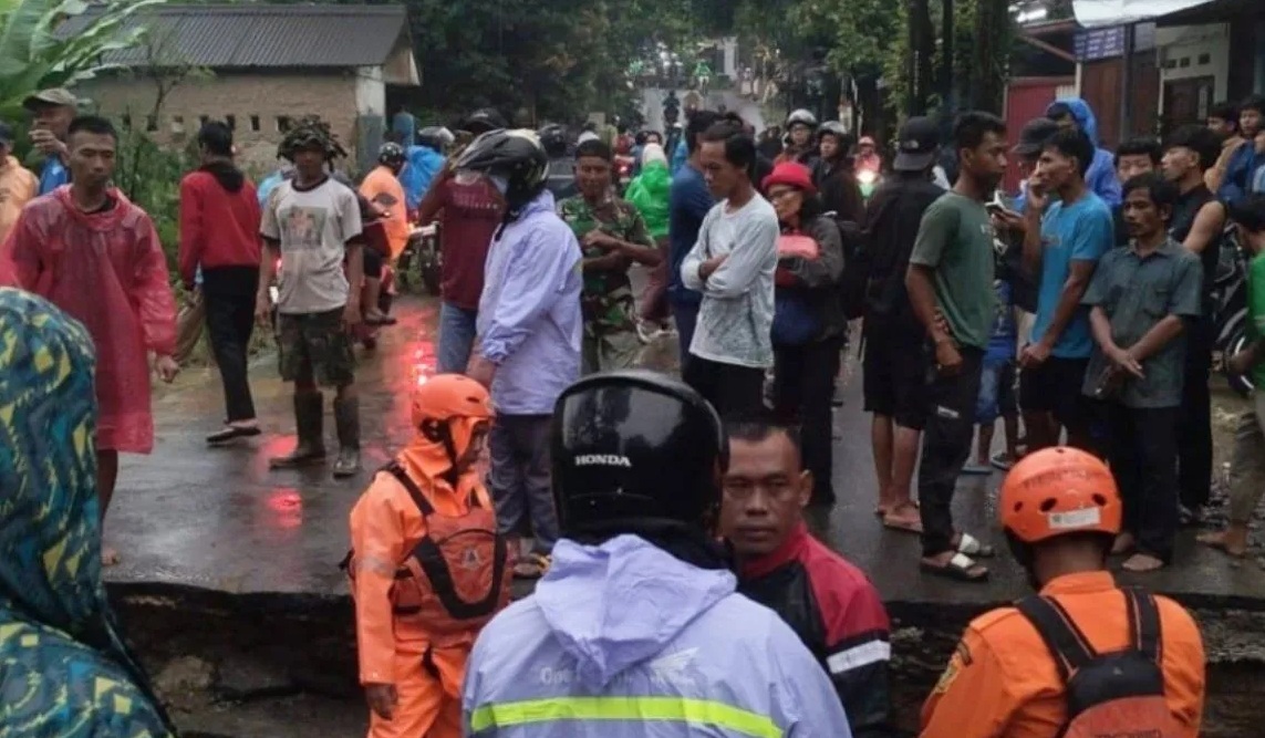 Petugas melakukan penanganan jembatan amblas di Desa Tajur, Citeureup, Kabupaten Bogor, Jawa Barat, Kamis (27/2/2025). (BPBD Kabupaten Bogor)