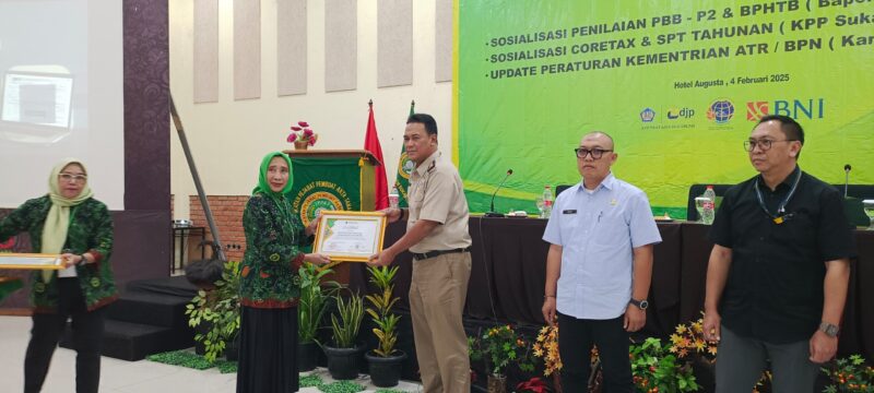 PENGHARGAAN: Ketua Pelaksana Konferda Pengda IPPAT Kab. Sukabumi, Indiarti menyerahkan piagam penghargaan kepada para pemateri di Aula Hotel Augusta Sukabumi, Selasa (4/2). (sri/radarsukabumi)