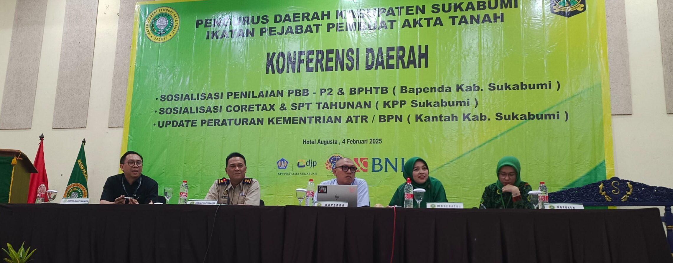 SOSIALISASI: Diah Aji Perdana (dua kanan) memandu jalannya sosialisasi yang diisi oleh Rudiatna (KPP Pratama Sukabumi), Mulyo Santoso (Kantah Kab.Sukabumi), Kudrat Mulyawan (Bapenda Kab. Sukabumi), dan Delena sebagai notulen sebagai rangkaian acara konferda. (sri/radarsukabumi)