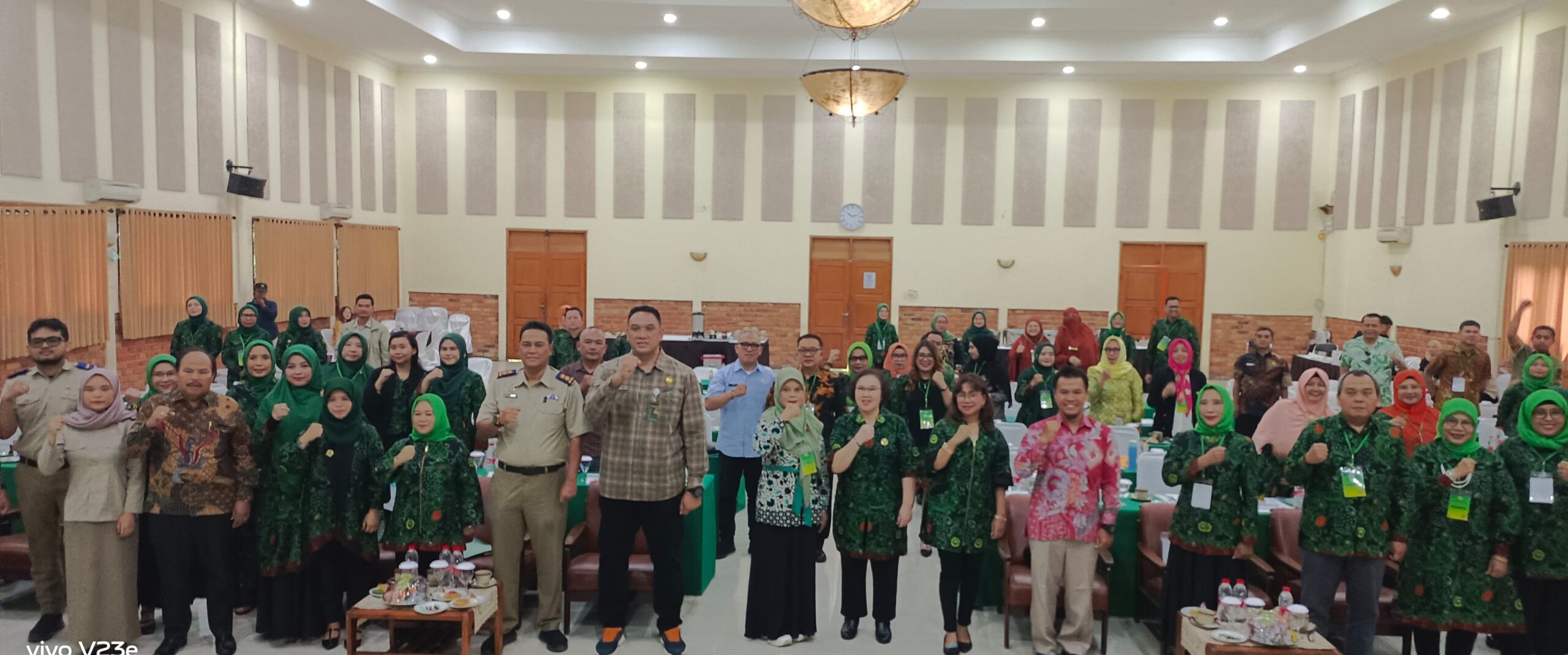 KOLABORASI: Kepala Bapenda Kabupaten Sukabumi, Herdy Somantri Subandi foto bersama Ketua Pengda IPPAT Kabupaten Sukabumi Periode 2021-2024, Vita Vitriana SH, para peserta konferda dan tamu undangan di Hotel Augusta Sukabumi, pada Selasa (4/2/2025). (sri/radarsukabumi)