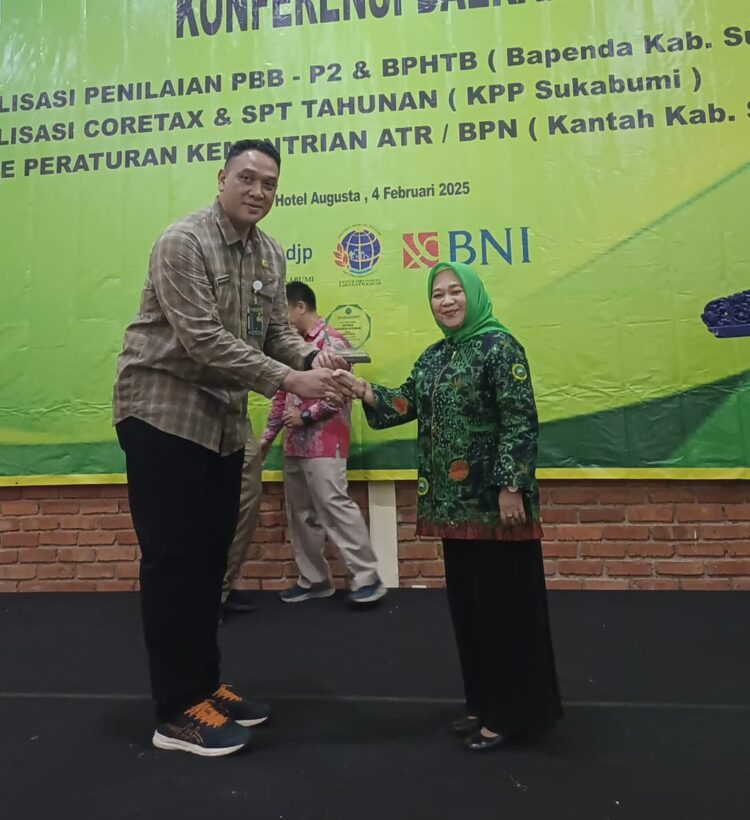MITRA:Kepala Bapenda Kabupaten Sukabumi, Herdy Somantri Subandi disambut Ketua Pengda IPPAT Kabupaten Sukabumi Periode 2021-2024, Vita Vitriana SH. (sri/radarsukabumi)