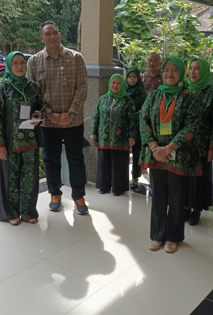 TEBAR SENYUM:Kedatangan Kepala Bapenda Kabupaten Sukabumi, Herdy Somantri Subandi disambut Ketua Pengda IPPAT Kabupaten Sukabumi Periode 2021-2024, Vita Vitriana SH dan panitia.(sri/radarsukabumi)