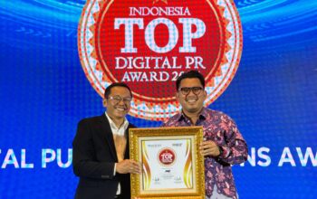 PRESTASI: Kurnia Nugraha selaku Media Communication Head Dept JNE menerima penghargaan Indonesia TOP Digital PR Award 2025, yang diserahkan langsung oleh Tri Raharjo selaku CEO TRAS N CO Indonesia & Chairman IBC. (ist)