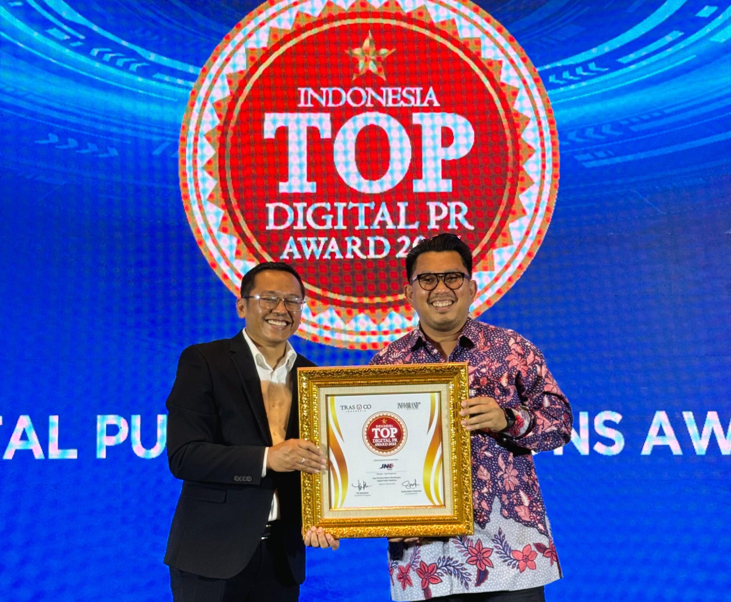 PRESTASI: Kurnia Nugraha selaku Media Communication Head Dept JNE menerima penghargaan Indonesia TOP Digital PR Award 2025, yang diserahkan langsung oleh Tri Raharjo selaku CEO TRAS N CO Indonesia & Chairman IBC. (ist)