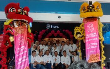 PROVIDER: SVP-Head of Regional Outer Jakarta, Eric Danari foto bersama jajaran dan tamu undangan usai meresmikan 3Store Sukabumi, Rabu (26/2/2025). (sri/radarsukabumi)