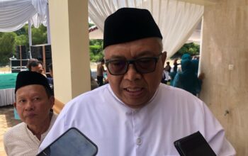 DIWAWANCARAI : Bupati Sukabumi, Marwan Hamami, saat diwawancarai Radar Sukabumi, terkait purna tugas jabatannya selama 2 periode menjadi Bupati Sukabumi.(FOTO : DENDI/RADAR SUKABUMI)