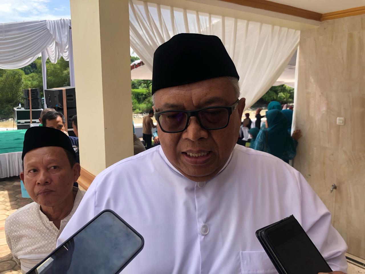 DIWAWANCARAI : Bupati Sukabumi, Marwan Hamami, saat diwawancarai Radar Sukabumi, terkait purna tugas jabatannya selama 2 periode menjadi Bupati Sukabumi.(FOTO : DENDI/RADAR SUKABUMI)