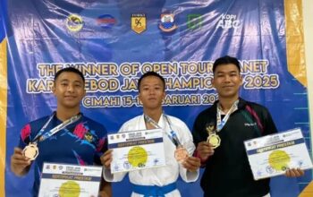 PRESTASI : Tiga atlet Batalyon Armed 13 Nanggala, saat foto usai berhasil meraih Kejuaraan Ebodjaya Cup 2025.(FOTO : UNTUK RADAR SUKABUMI)