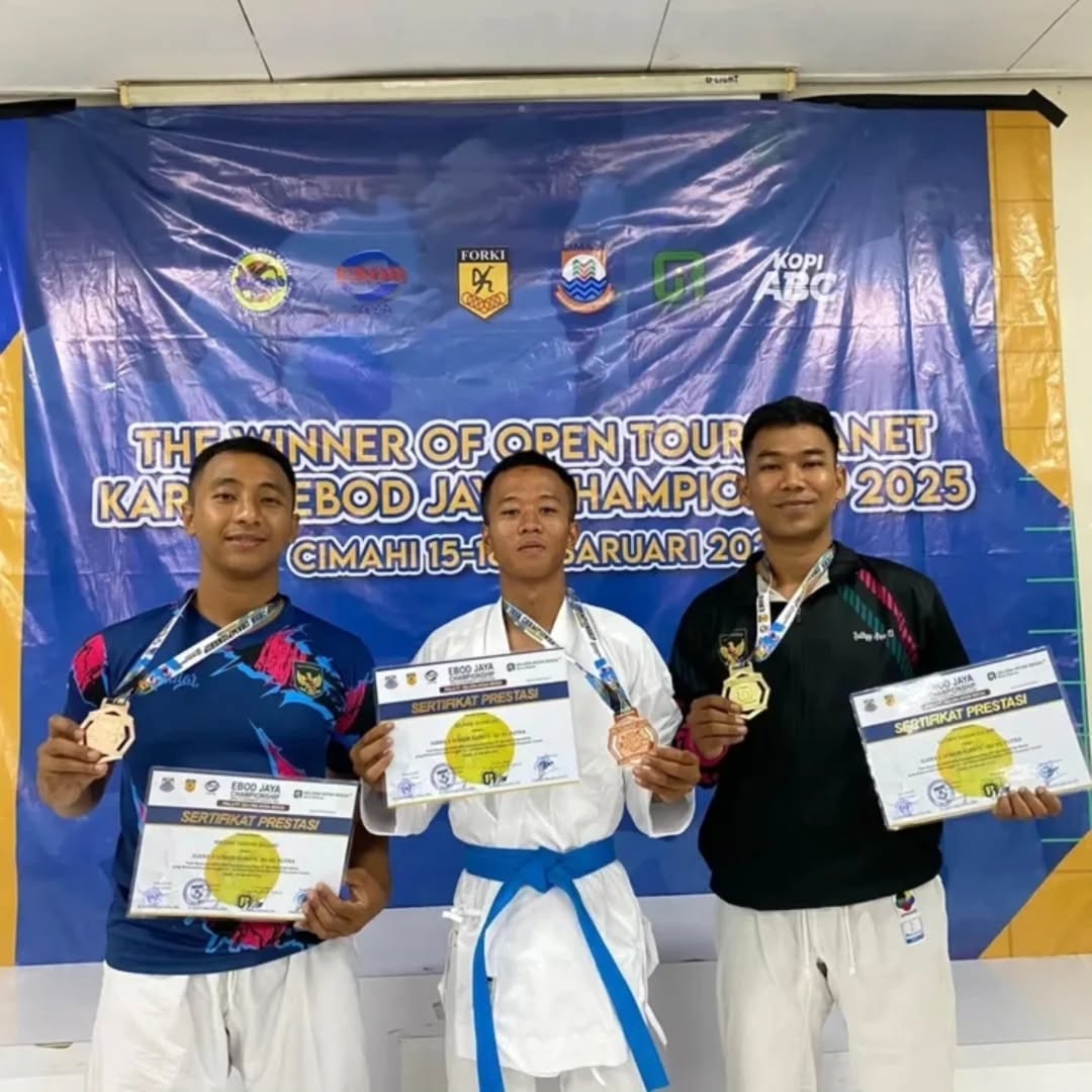 PRESTASI : Tiga atlet Batalyon Armed 13 Nanggala, saat foto usai berhasil meraih Kejuaraan Ebodjaya Cup 2025.(FOTO : UNTUK RADAR SUKABUMI)