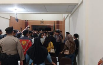 Majelis hakim Pengadilan Negeri (PN) Cibadak yang dipimpin majelis hakim yang diketuai Andi Wiliam, dan anggota Yahya Wahyudi serta Alif Yunan, mengatakan bahwa kedua terdakwa yakni duda dan janda WS (35), warga Kecamatan Gegerbitung, dan NAA (30), warga Kabupaten Cianjur. (FOTO : NANDI/ RADARSUKABUMI)