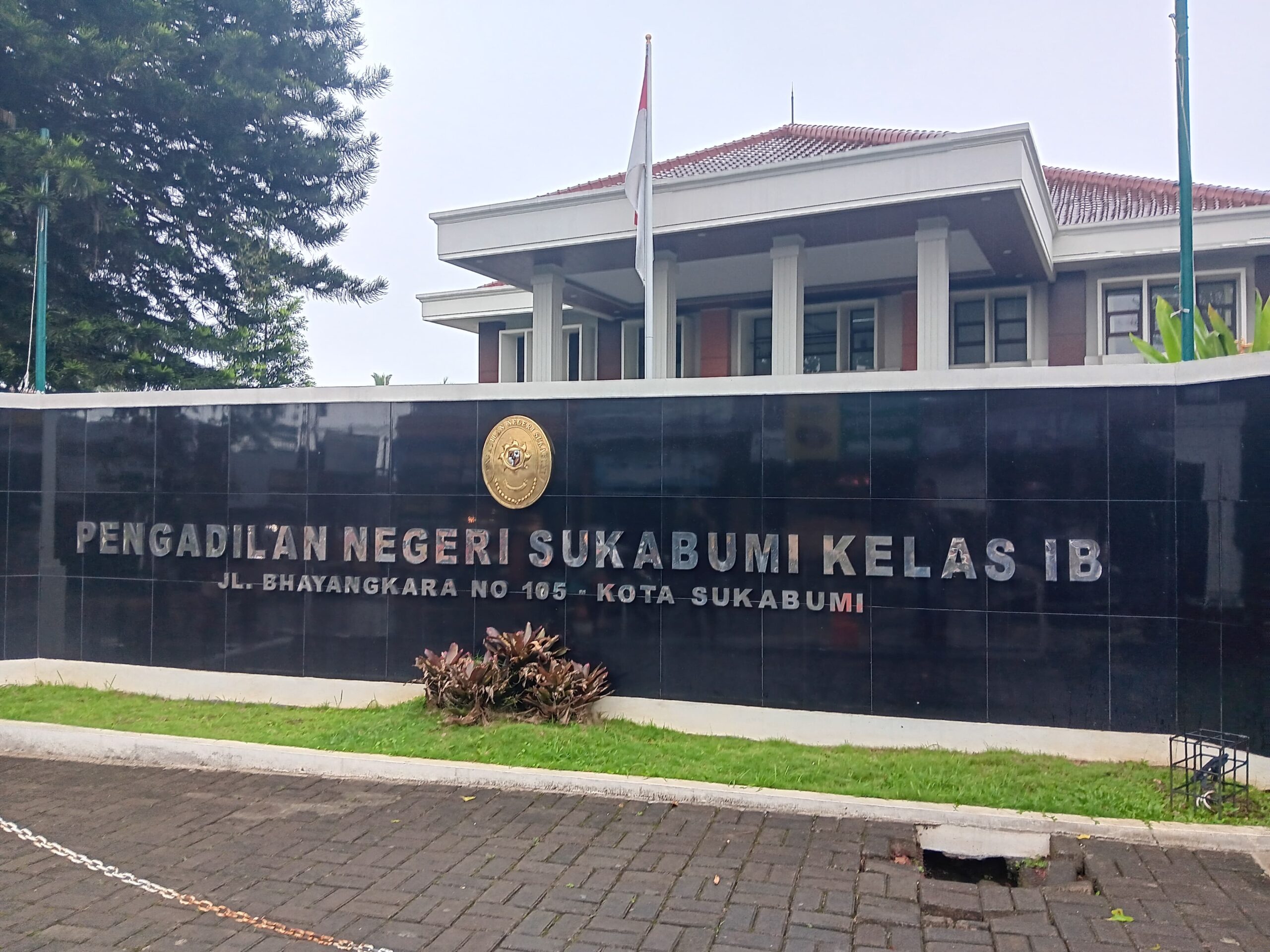 LENGGANG: Kondisi Pengadilan Negeri Kota Sukabumi di Jalan Bhayangkara, Kelurahan Karamat, Kecamatan Gunungpuyuh, saat keadaan lenggang, Rabu (26/2). (FT: BAMBANG/RADARSUKABUMI )