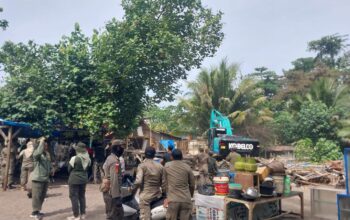 Suasana saat pembongkaran warung dan bale bale kawasan wisata Sukawayana dan Karangannya Citepus Palabuhanratu.(FOTO: NANDI/ RADARSUKABUMI)