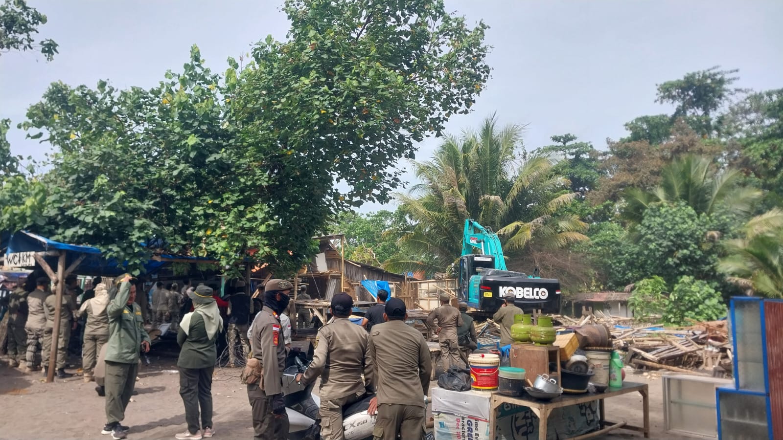 Suasana saat pembongkaran warung dan bale bale kawasan wisata Sukawayana dan Karangannya Citepus Palabuhanratu.(FOTO: NANDI/ RADARSUKABUMI)