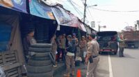 Penjual Ban Bekas di Jalan Padat Cibadak Sukabumi – Bogor Ditertibkan