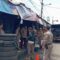 DITERTIBKAN : Petugas gabungan saat menertibkan penjual ban bekas dan tambal ban yang menggunakan ruas Jalan Raya Sukabumi - Bogor, tepatnya di Kampung Sukajadi, RT 01/RW 10, Kelurahan/Kecamatan Cibadak, Kabupaten Sukabumi.(FOTO : UNTUK RADAR SUKABUMI )