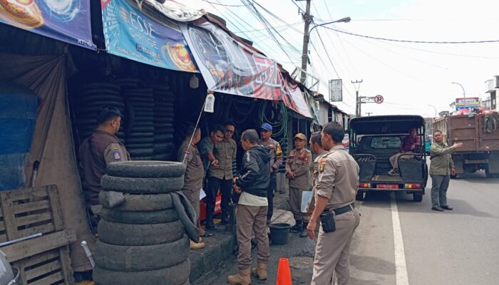 Penjual Ban Bekas di Jalan Padat Cibadak Sukabumi – Bogor Ditertibkan
