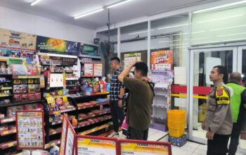 PATROLI: Sejumlah personel Polsek Citamiang saat melakukan patroli rutin di wilayah hukumnya, Senin (17/2). (FT: IST)