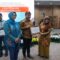 PRESTASI : Kepala Diarpus Kabupaten Sukabumi, Hj, Aisyah saat mendapatkan piagam penghargaan dari Pemprov Jabar.(FOTO : UNTUK RADAR SUKABUMI)