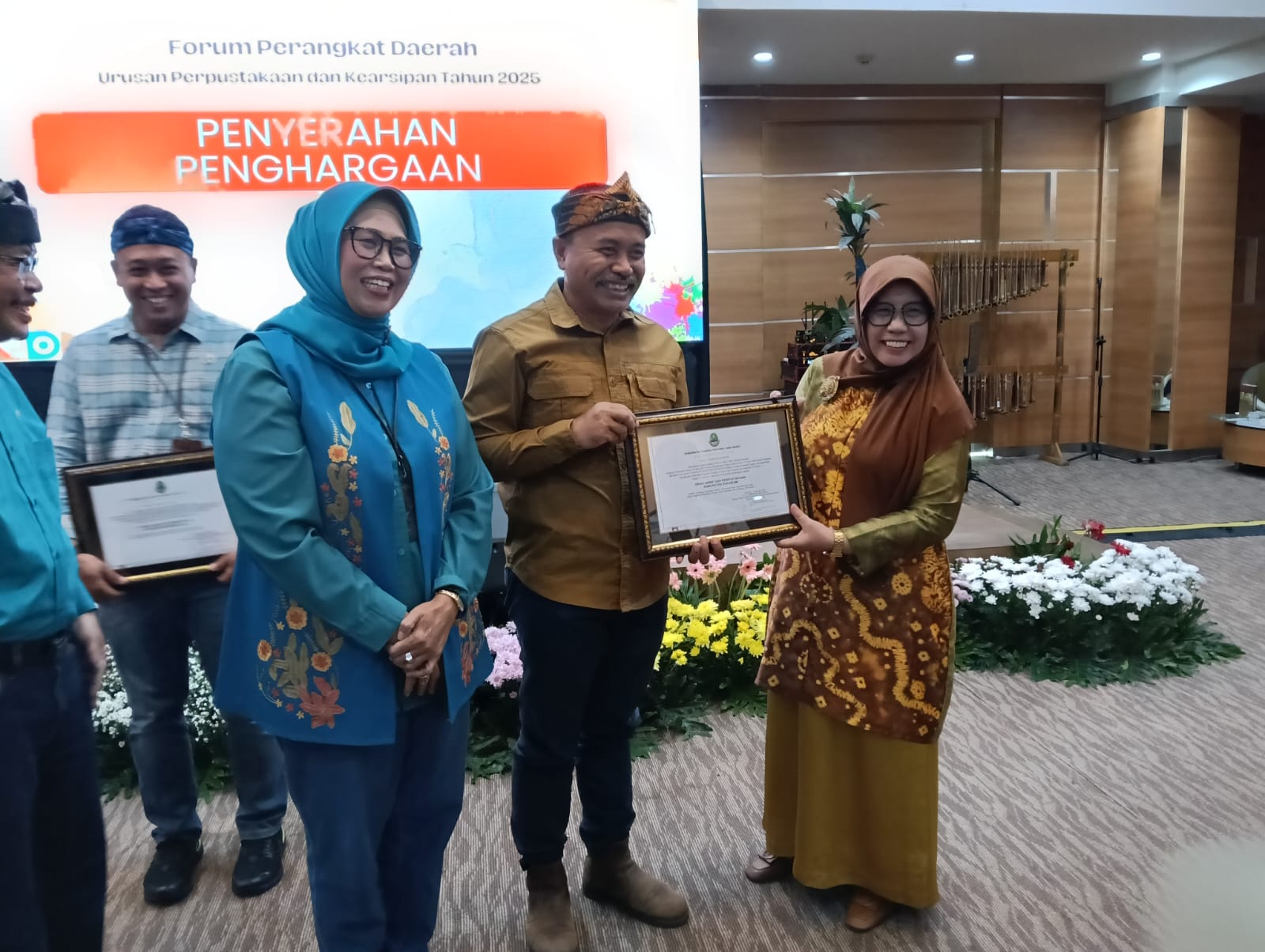 PRESTASI : Kepala Diarpus Kabupaten Sukabumi, Hj, Aisyah saat mendapatkan piagam penghargaan dari Pemprov Jabar.(FOTO : UNTUK RADAR SUKABUMI)