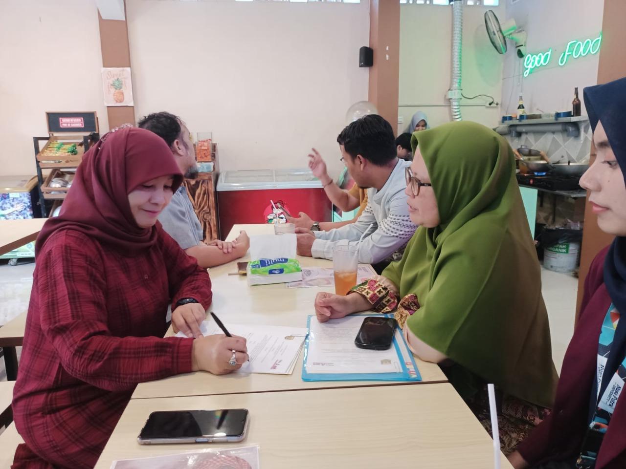 Petugas Disdukcapil Kabupaten Sukabumi, saat pembahasan PKS kemitraan KIA dengan Zara Cafe dan Toko Asri di Jalan Bhayangkara, Kota Sukabumi.