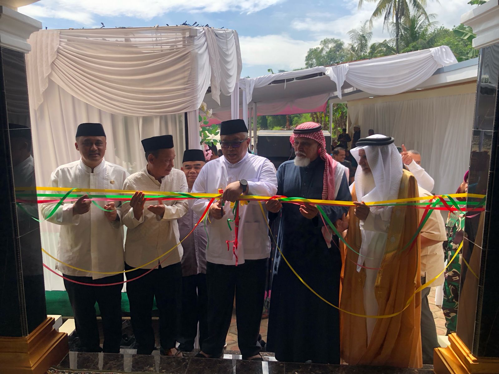 DIRESMIKAN : Bupati Sukabumi, Marwan Hamami didampingi Baba Nafi dari Arab Saudi, saat meresmikan Masjid Jami Al-Hujaili di Kampung Sungapan, RT 26/RW 06, Desa Padabeunghar, Kecamatan Jampangtengah, Kabupaten Sukabumi, pada Selasa (18/02).(FOTO : DENDI/RADAR SUKABUMI)