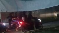 Detik-detik Aksi Brutal Berandal Bermotor Berulah di Cisaat
