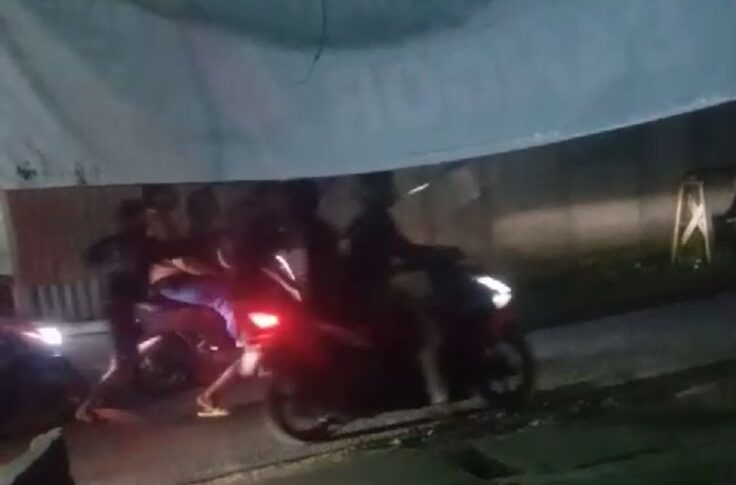 JANGAN DITIRU : Kawanan berandal bermotor dengan membawa sajam, saat berulah di Kampung Panyindangan, Desa Selajambe, Kecamatan Cisaat, Kabupaten Sukabumi, pada Senin (24/02) dini hari.(FOTO : TANGKAPAN LAYAR)