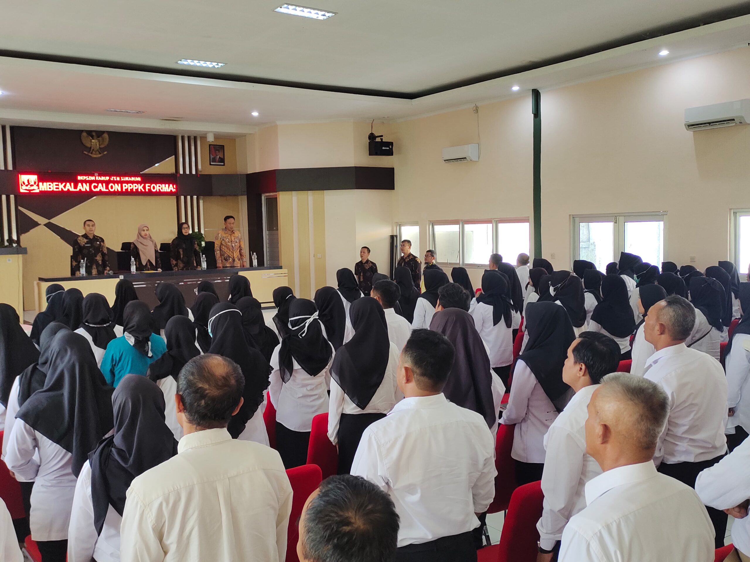 MENYIMAK : Ribuan calon PPPK formasi 2024 saat mengukuti pembekalan untuk meningkatkan kualitas pelayanan publik di aula BKPSDM Kabupaten Sukabumi.(FOTO : UNTUK RADAR SUKABUMI)