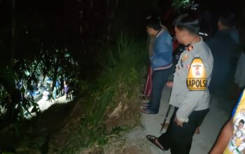 OLAH TKP : Petugas Polres Sukabumi Kota, saat mengevakuasi jasad bayi laki-laki ke RSUD R Syamsudin SH Kota Sukabumi, yang ditemukan di saluran irigasi di Kampung Babakan Jampang, RT 19/RW 07, Desa Sukajaya, Kecamatan Sukabumi, Kabupaten Sukabumi.(FOTO : UNTUK RADAR SUKABUMI )