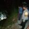 OLAH TKP : Petugas Polres Sukabumi Kota, saat mengevakuasi jasad bayi laki-laki ke RSUD R Syamsudin SH Kota Sukabumi, yang ditemukan di saluran irigasi di Kampung Babakan Jampang, RT 19/RW 07, Desa Sukajaya, Kecamatan Sukabumi, Kabupaten Sukabumi.(FOTO : UNTUK RADAR SUKABUMI )