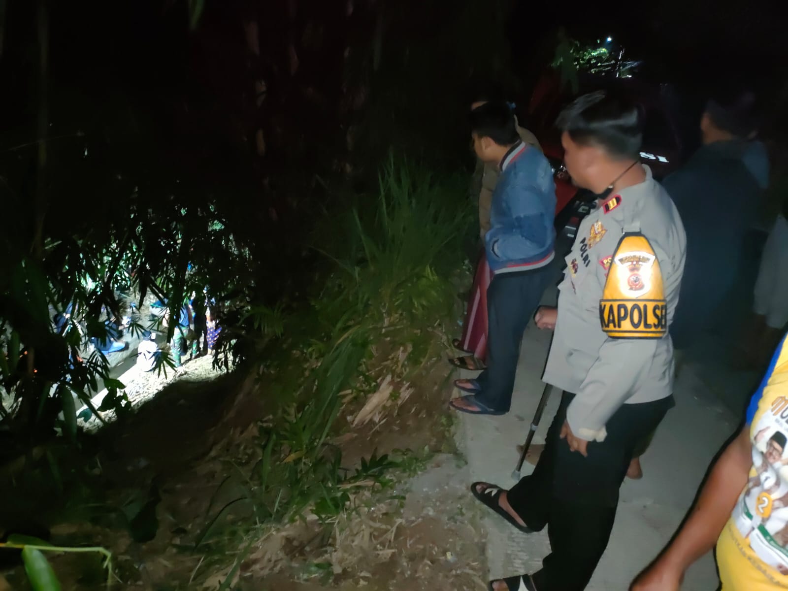 OLAH TKP : Petugas Polres Sukabumi Kota, saat mengevakuasi jasad bayi laki-laki ke RSUD R Syamsudin SH Kota Sukabumi, yang ditemukan di saluran irigasi di Kampung Babakan Jampang, RT 19/RW 07, Desa Sukajaya, Kecamatan Sukabumi, Kabupaten Sukabumi.(FOTO : UNTUK RADAR SUKABUMI )