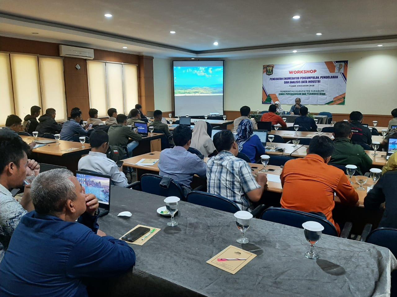 Para operator kecamatan saat mengikuti workshop bersama Disdagin Kabupaten Sukabumi di Hotel Pangrango Sukabumi.