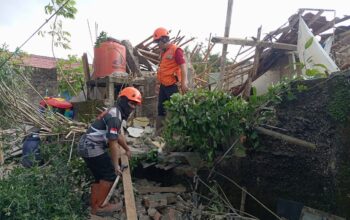 EVAKUASI: Sejumlah personel BPBD Kota Sukabumi saat melakukan evakuasi rumah ambruk di Kampung Cibalung RT5/RW 20, Kelurahan Dayeuhluhur, Kecamatan Warudoyong, Rabu (26/2). (FT: IST)