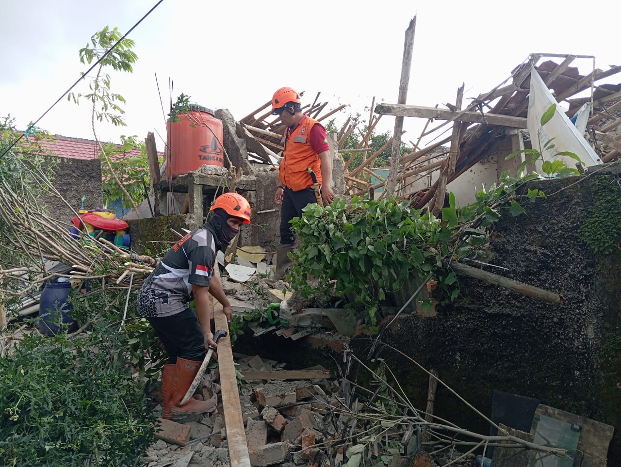EVAKUASI: Sejumlah personel BPBD Kota Sukabumi saat melakukan evakuasi rumah ambruk di Kampung Cibalung RT5/RW 20, Kelurahan Dayeuhluhur, Kecamatan Warudoyong, Rabu (26/2). (FT: IST)