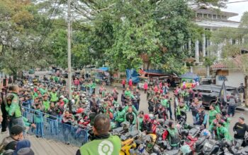 AKSI SOLIDARITAS: Ratusan pengemudi Ojol di Kota Sukabumi, saat melakukan aksi mogok massal dengan menonaktifkan aplikasi (off bid), Senin (17/2). (FT: BAMBANG/RADARSUKABUMI)