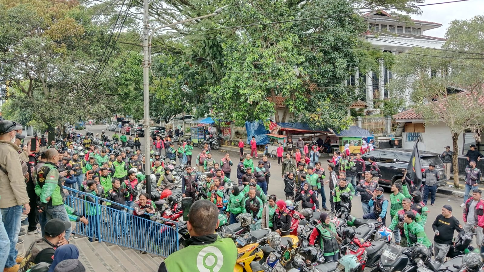 AKSI SOLIDARITAS: Ratusan pengemudi Ojol di Kota Sukabumi, saat melakukan aksi mogok massal dengan menonaktifkan aplikasi (off bid), Senin (17/2). (FT: BAMBANG/RADARSUKABUMI)