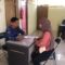 Salah seorang warga sata konsultasi kepada petugas Disnakertrans Kabupaten Sukabumi, untuk membuat AK1.