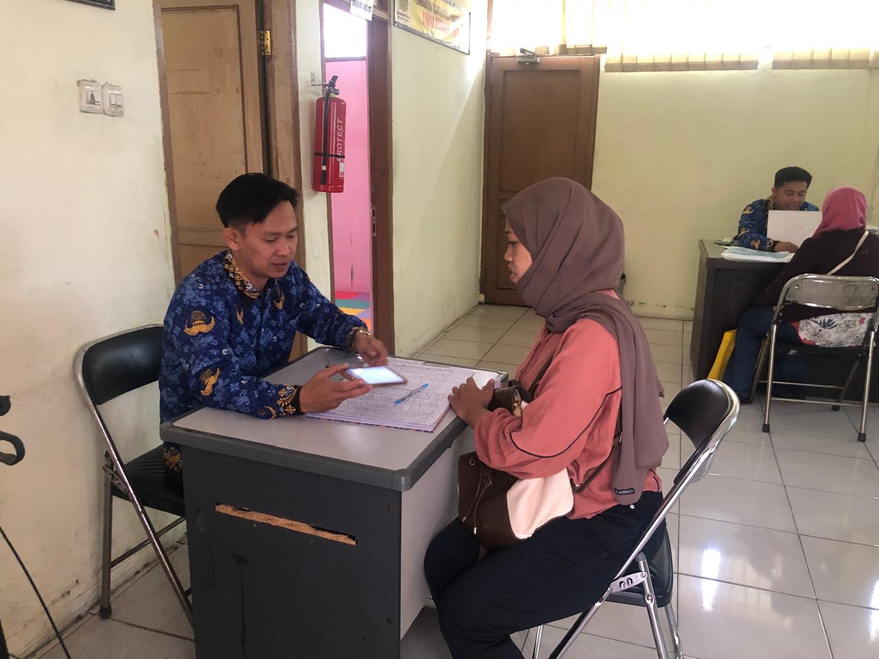 Salah seorang warga sata konsultasi kepada petugas Disnakertrans Kabupaten Sukabumi, untuk membuat AK1.
