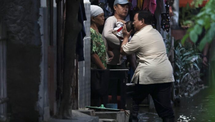 Potret Prabowo Cek Langsung Warga Terdampak Banjir Bekasi
